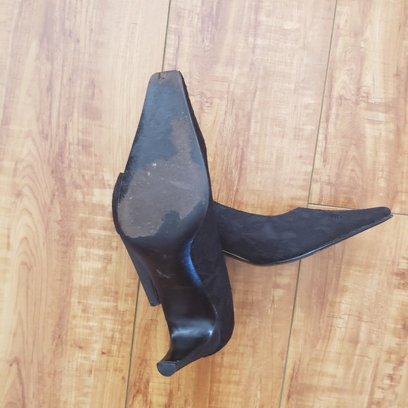 Women’s Jennifer Moore low heel Pump in black lace. - Picture 4 of 6